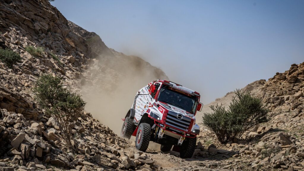 Hino 600 Series dari Hino Team Sugawara beraksi di Rally Dakar 2026 Saudi Arabia