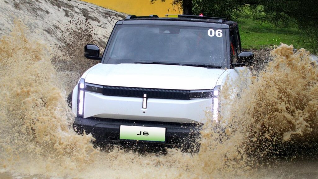 Chery J6 melintasi genangan air
