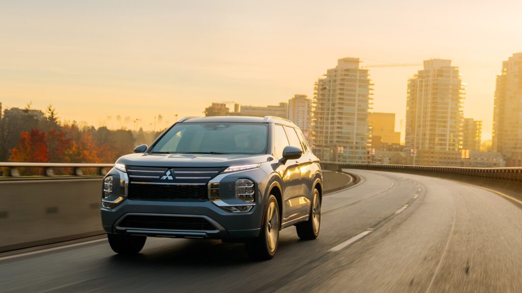 Outlander PHEV melaju di jalanan kota di Kanada