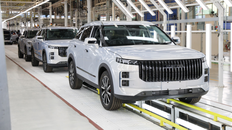 Mobil produksi Chery sedang menjalani proses quality control tahap akhir di pabrik perakitan