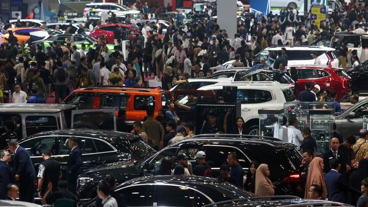 Suasana pameran mobil yang ramai pengunjung